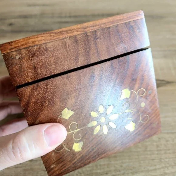 Vintage wooden trinket /jewelry box with brass floral inlay. - Picture 9 of 10